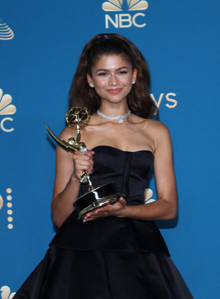 Emmy 2025 nagroda: Zendaya na gali Emmy – młoda aktorka w eleganckiej czarnej sukni bez ramiączek pozuje do zdjęć, trzymając statuetkę Emmy. Jej upięte włosy i diamentowa biżuteria podkreślają wieczorowy charakter stylizacji.