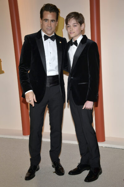 Colin Farrell z synem Henrym Tadeuszem na czerwonym dywanie podczas gali rozdania Oscarów – obaj w eleganckich smokingach.