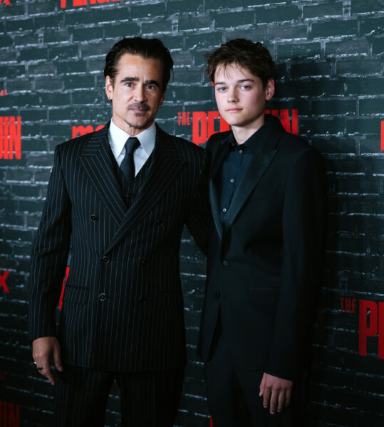 Colin Farrell i syn Henry Tadeusz na premierze serialu „The Penguin” – aktor w garniturze w prążki, syn w czarnym garniturze.