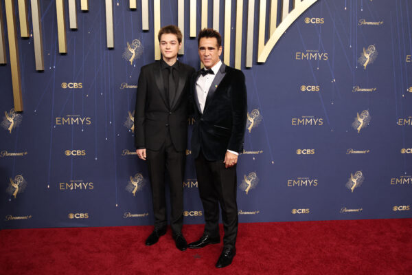 Colin Farrell i syn Henry Tadeusz pozują fotografom na czerwonym dywanie gali Emmy 2025 – elegancki duet w czarnych garniturach.