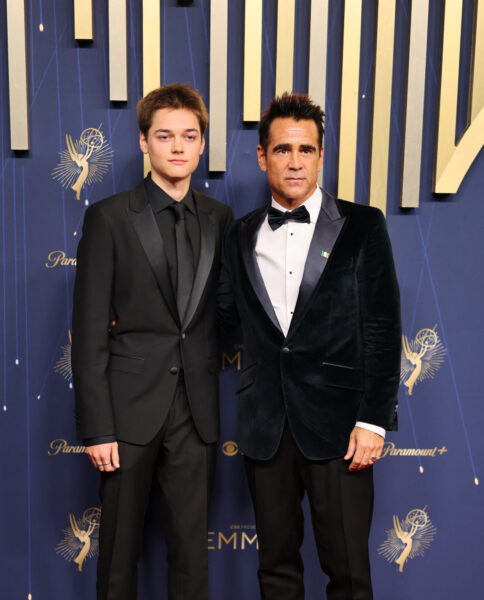 Colin Farrell z synem Henrym Tadeuszem na czerwonym dywanie gali Emmy 2025 – obaj w wieczorowych garniturach.