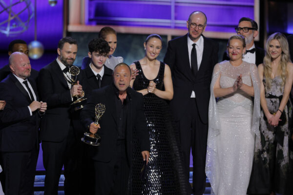 „Ekipa serialu «Dojrzewanie» na scenie podczas gali Emmy Awards 2025, z nagrodami w rękach i podziękowaniami dla publiczności”.