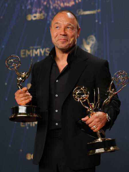 Twórca serialu «Dojrzewanie» pozuje z dwiema statuetkami Emmy Awards 2025 podczas konferencji prasowej po gali”.