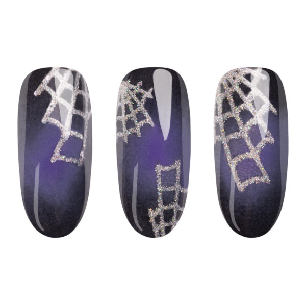 Trzy tipsy w odcieniach czerni i granatu z efektem gradientu, ozdobione srebrzystymi pajęczynami o brokatowym połysku. Stylizacja inspirowana klimatem Halloween – elegancka, zmysłowa i nieco tajemnicza.