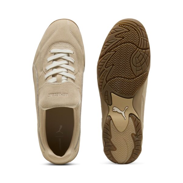 Ujęcie produktowe: beżowe sneakersy zamszowe z kolekcji PUMA x Represent, widok z góry i od spodu, z charakterystycznym logo pumy na podeszwie i brandingiem „Represent” na języku.