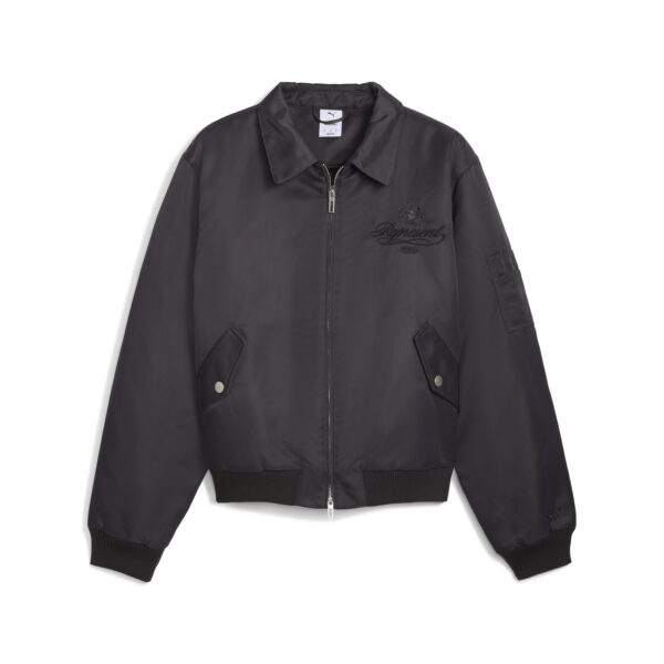 Ujęcie produktowe kurtki bomberki z kolekcji PUMA x Represent w czerni. Minimalistyczny fason z haftowanym logo, kołnierzykiem i kieszeniami z klapką, łączący sportowy design z eleganckim detalem.