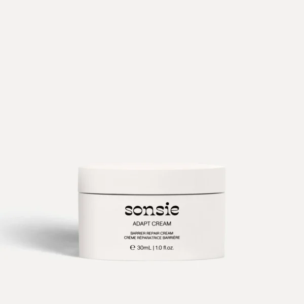 Minimalistyczny słoiczek kremu Sonsie Adapt Cream na jasnym tle. Luksusowy produkt do regeneracji bariery hydrolipidowej skóry, utrzymany w estetyce „clean beauty” z prostym, eleganckim logo.