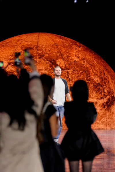 Chanel wiosna–lato 2026:Spektakularny finał Chanel S26 – cała linia modelek na wybiegu w stylizacjach łączących klasykę tweedu, błysk cekinów i romantyczne koronki, ukazujących nowoczesne oblicze paryskiego domu mody.