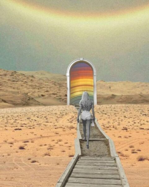 Surrealistyczna kompozycja w stylu kolażu retro: kobieta z blond włosami, ubrana w szorty i top, idzie samotnie drewnianym pomostem przez rozległą, pustynną scenerię. Na końcu drogi znajduje się wysoka, łukowata brama w intensywnych barwach zachodzącego słońca/tęczy, symbolizująca przejście, nowe możliwości i odwagę do podążania własną ścieżką. Ponad horyzontem widoczny jest delikatny, tęczowy łuk.
