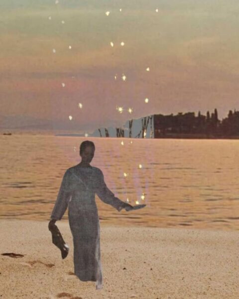 Eteryczna scena o wschodzie lub zachodzie słońca nad morzem, utrzymana w ciepłej, pastelowej kolorystyce. Sylwetka kobiety w długiej, prostej sukience stoi na piaszczystej plaży. Z jej wyciągniętej dłoni, a także wokół niej, w górę unoszą się jasne, iskrzące punkty światła, symbolizujące emanację energii, wewnętrzną magię i manifestację pragnień. To wizualizacja siły spokoju i kobiecej intuicji.