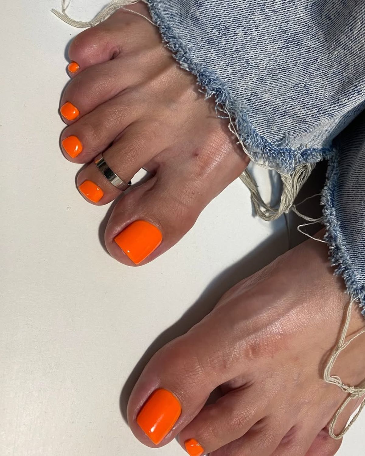 Dyniowy pedicure – najmodniejszy kolor jesieni 2025, który wypiera czerwień i nude. Komu pasuje i jak go nosić?