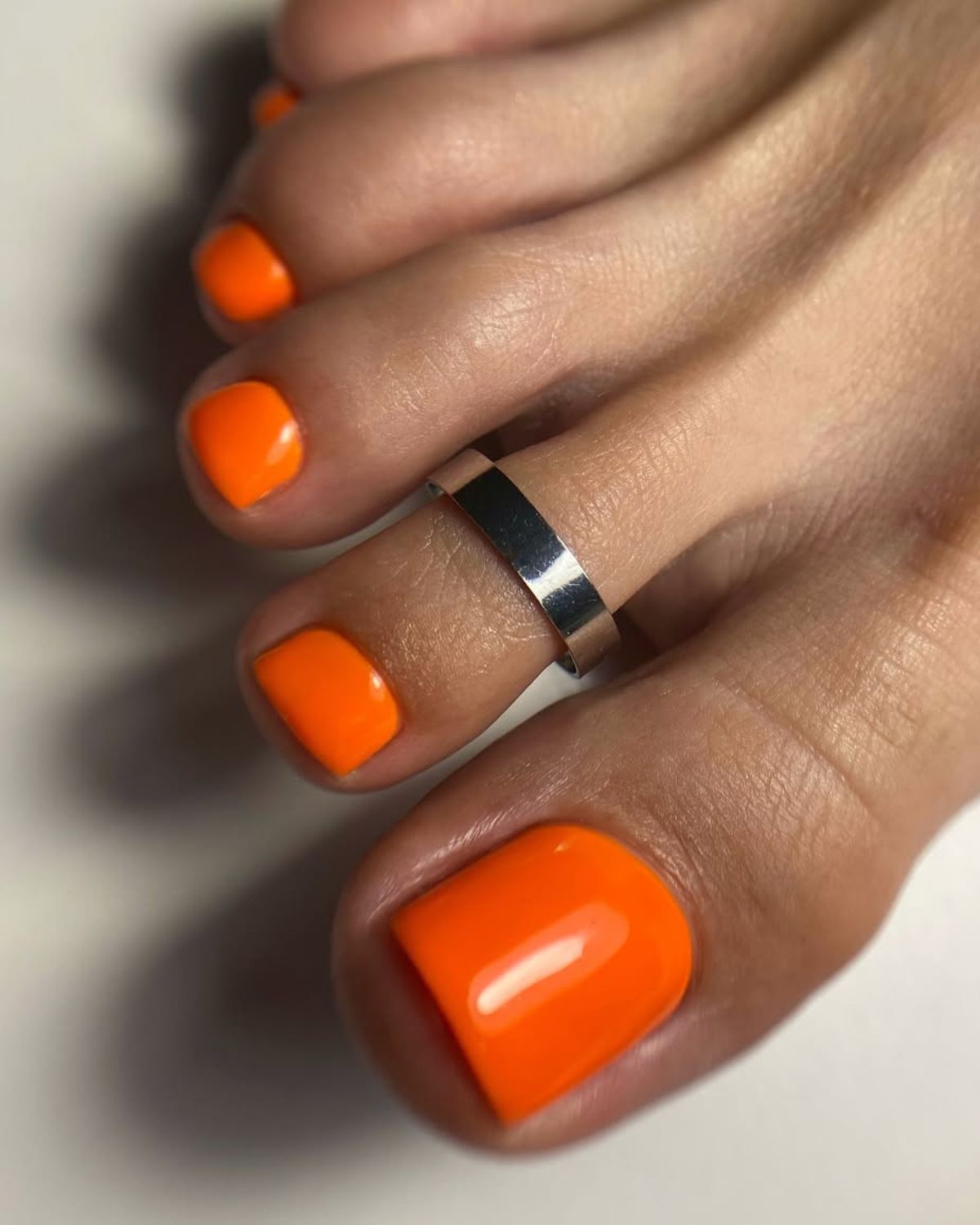 Dyniowy pedicure – najmodniejszy kolor jesieni 2025, który wypiera czerwień i nude. Komu pasuje i jak go nosić?