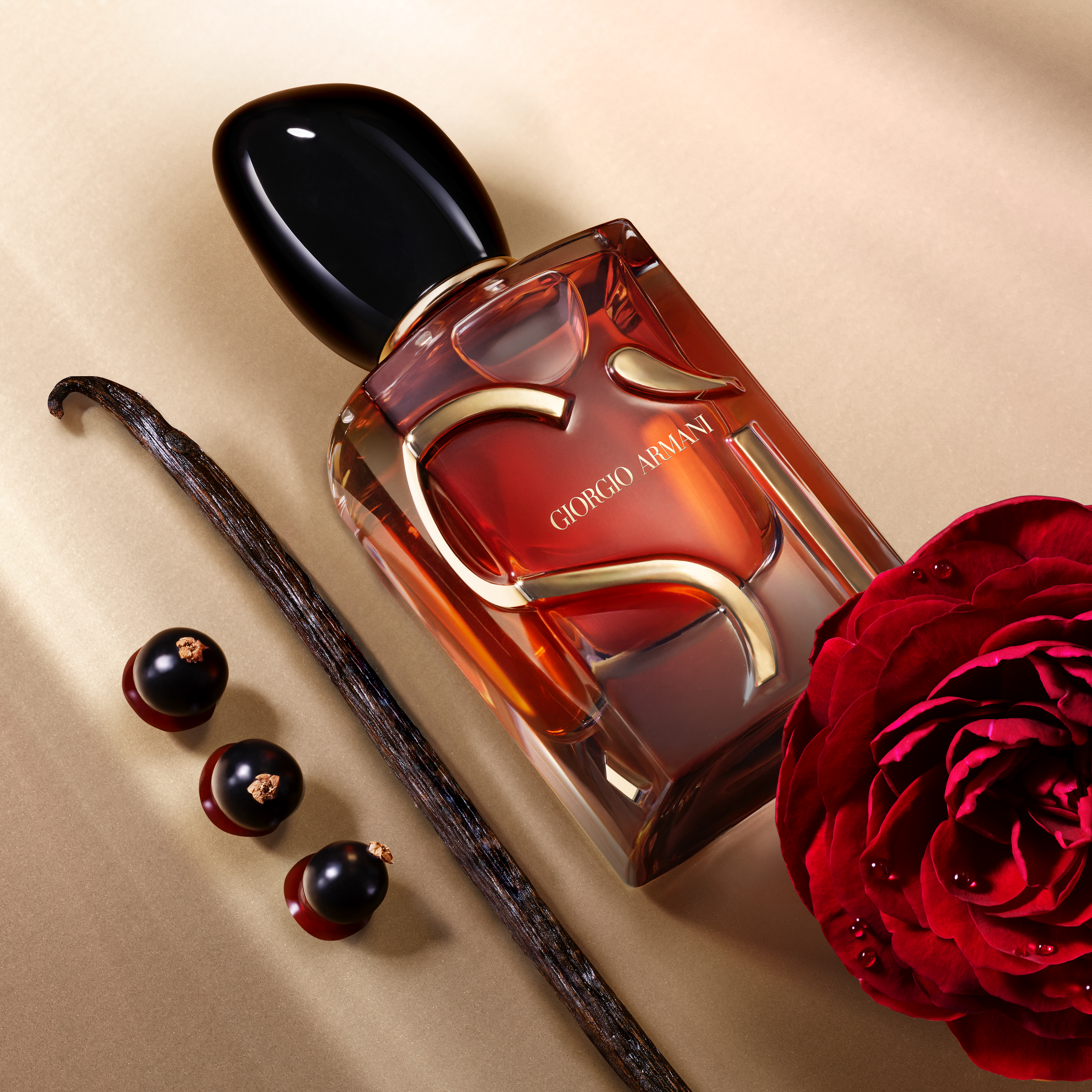Kompozycja perfum Giorgio Armani Si z dodatkami — czerwonej róży, czarnej porzeczki i waniliowej laski. Ciepłe złoto i burgund flakonu podkreślają elegancję i zmysłowość zapachu o orientalno-kwiatowych nutach.