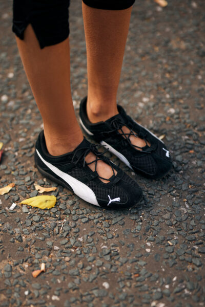 Już nie biel czy brąz. Ten kolor sneakersów to najgorętsze rozwiązanie jesieni 2025