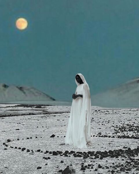 Tajemnicza postać w długiej, białej pelerynie z kapturem stoi samotnie na surowym, monochromatycznym krajobrazie, symbolizując elegancję minimalizmu i duchową podróż. Sceneria z pomarańczowym księżycem w pełni w turkusowym niebie idealnie oddaje energię transformacji i poszukiwania własnej prawdy – inspiracja dla mody i pielęgnacji.