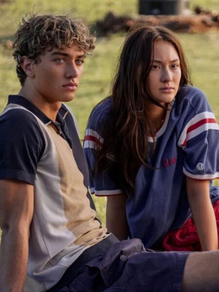 "Tego lata stałam się piękna" film: dwójka zakochanych patrzą przed siebie siedząc na trawie.