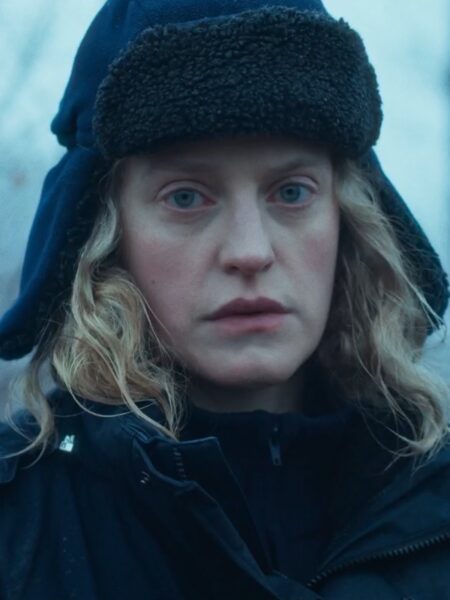 Kim jest Daria Polunina? Portret kobiety w lesie zimą. Ma na sobie ciemną kurtkę i granatową czapkę z futrzanym obszyciem, spod której wystają jasne, falowane włosy. Jej twarz wygląda na zmęczoną i przepełnioną melancholią.