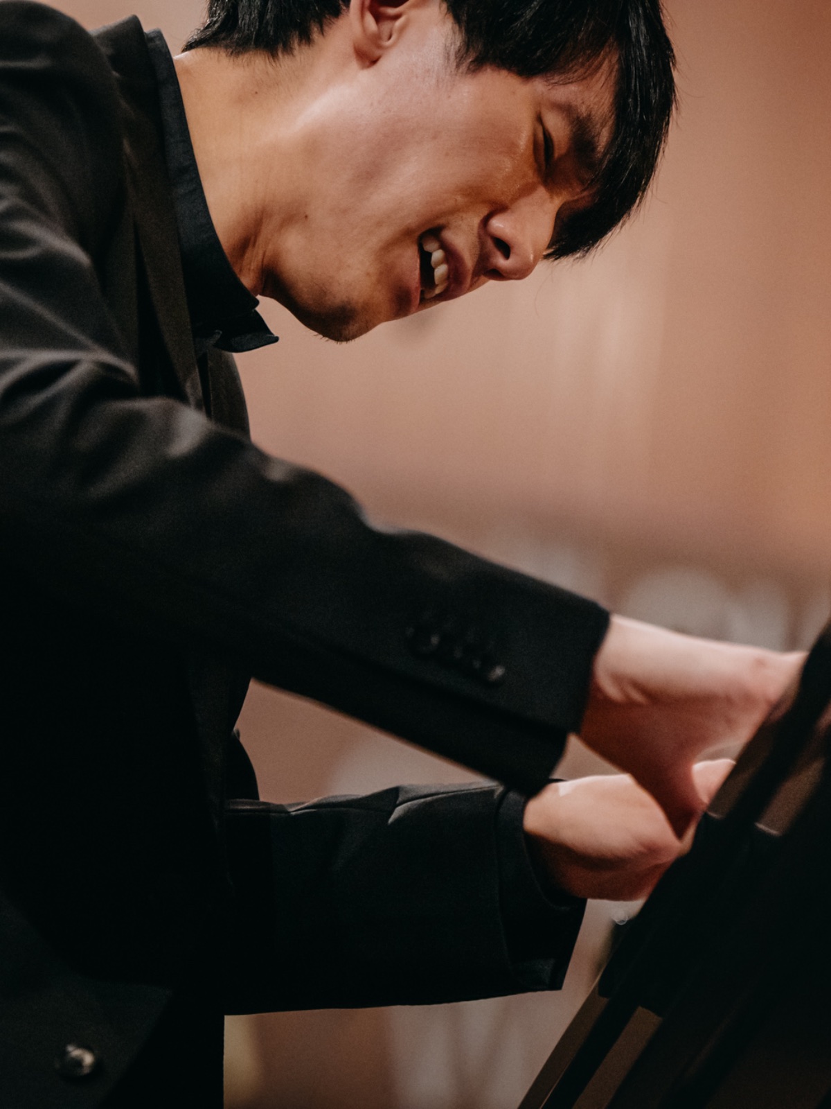 Eric Lu wywiad: Eric Lu występuje z Orkiestrą Filharmonii Narodowej podczas finału XIX Międzynarodowego Konkursu Pianistycznego im. Fryderyka Chopina w Sali Filharmonii Narodowej.