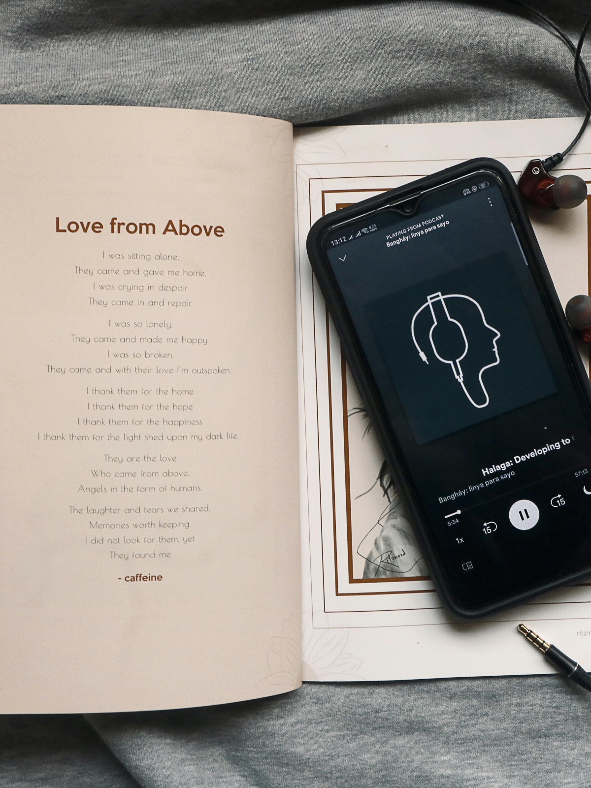 Słuchawki zamiast okularów: 7 gatunków audiobooków, które Polacy pokochali w 2025