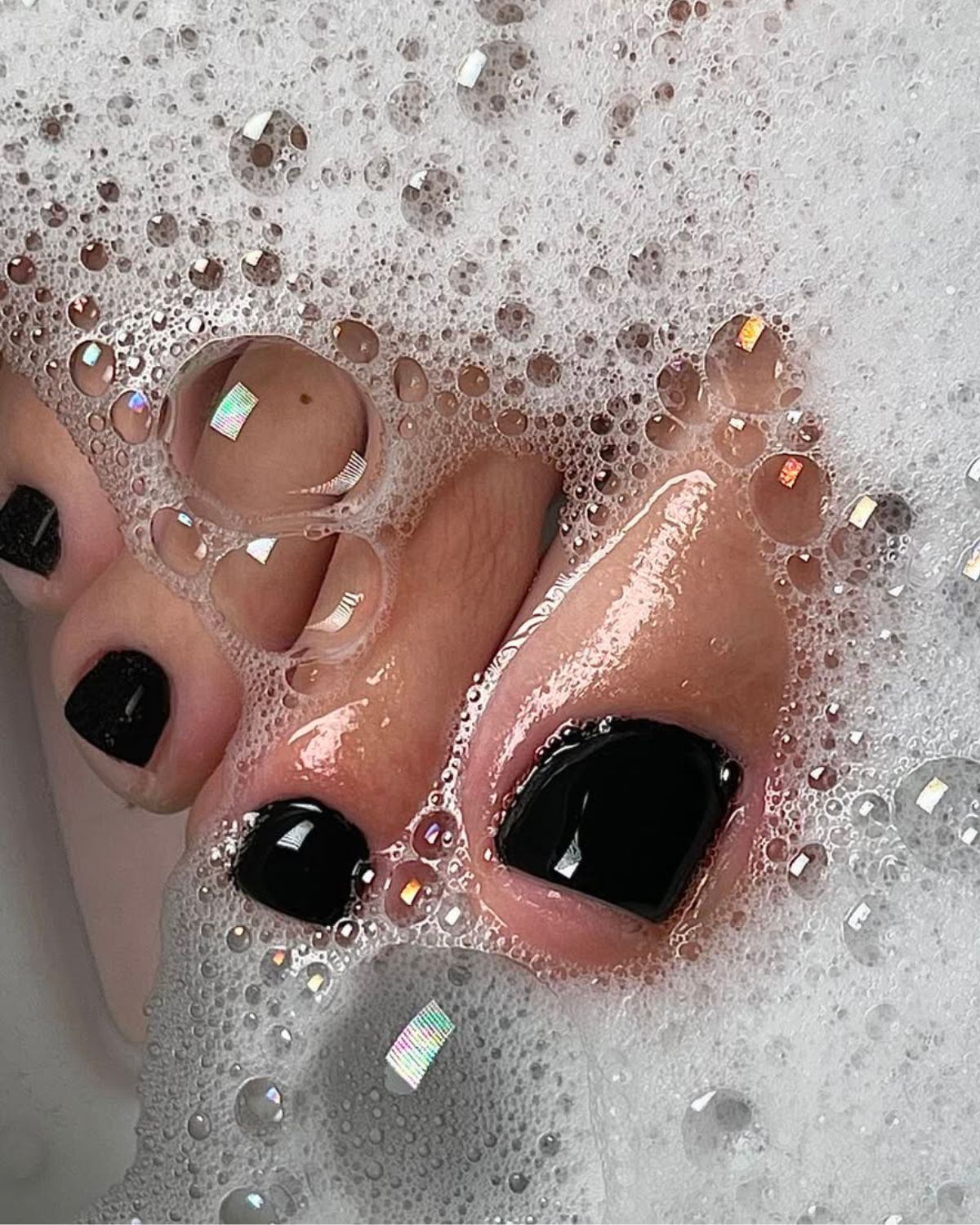 Pedicure na listopad 2025 – kolory, stylizacje i pielęgnacja stóp w chłodne miesiące. Co będzie modne?