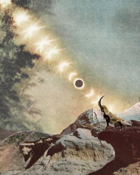 Zdjęcie w stylu kolażu przedstawiające barana stojącego na skale w górskim krajobrazie. Koziorożec patrzy w górę na serię zaćmień słońca, które tworzą łuk na niebie. Chmury po lewej stronie mają szarą, burzową barwę, a reszta nieba jest jasna. Całość ma oniryczny, tajemniczy klimat, łączący się z duchowością i symboliką zodiaku.