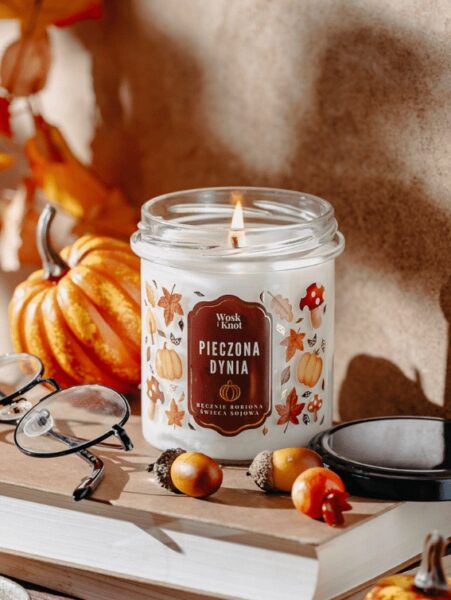 Zdjęcie produktowe zapachowej świecy na jesień 2025 Pieczona Dynia Wosk i Knot.