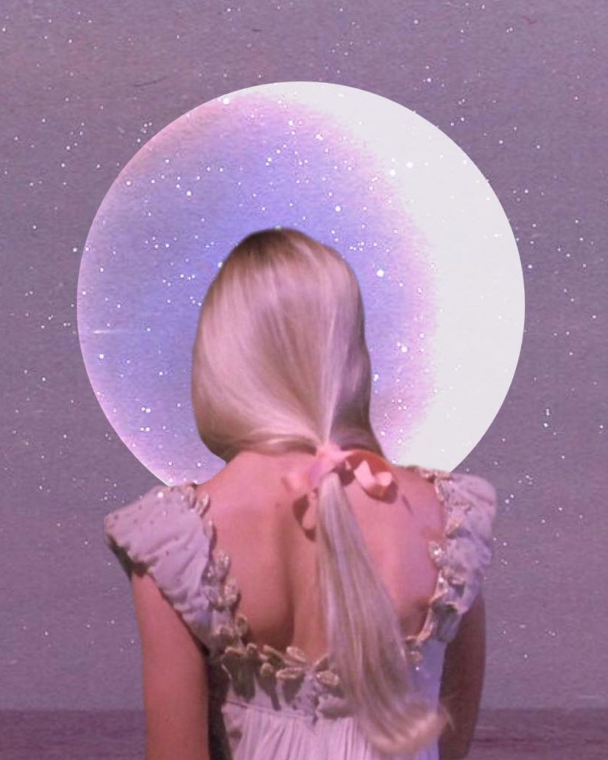Horoskop na retrogradację Merkurego 2025: Eteryczny kolaż przedstawiający kobietę od tyłu, ze splecionymi w luźny kucyk jasnymi włosami przewiązanymi różową wstążką. Ma na sobie delikatną, pastelową suknię z falbankami. Postać stoi na tle gwieździstego, fioletowego nieba. Nad jej głową dominuje ogromna, mglista kula światła w odcieniach lawendy i różu, symbolizująca piękno, marzycielstwo.