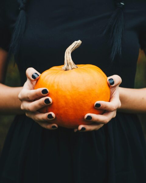 Rytuały na Halloween 2025 – 5 praktyk na oczyszczenie, wdzięczność i magia kobiecej transformacji