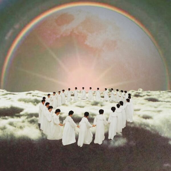 Portal 1010: Na ilustracji widoczne osoby ubrane w białe szaty trzymające się za ręce i chodzące w kółko pod osłoną słońca i tęczy.