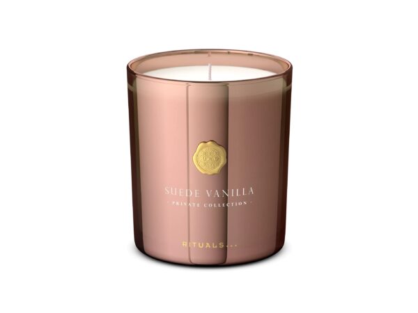 Zdjęcie produktowe zapachowej świecy na jesień 2025 Suede Vanilla Rituals.