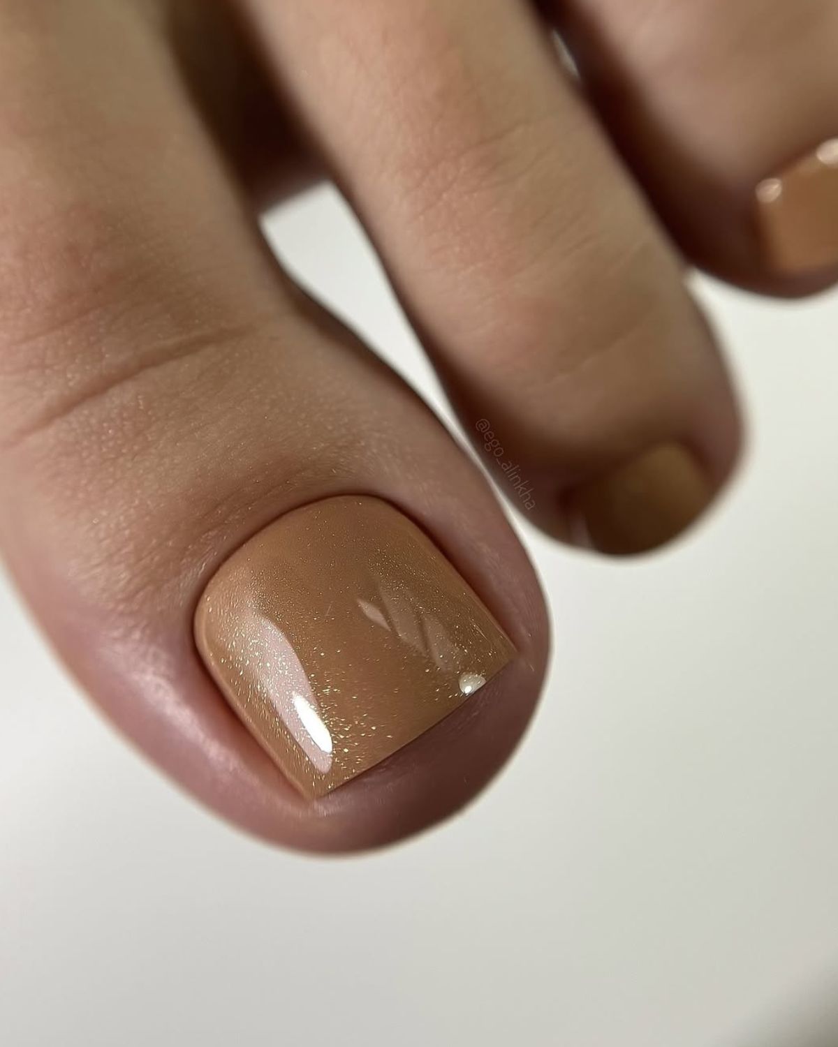 Tiulowy pedicure – czym jest? To subtelna elegancja, która otuli stopy i nada im szyku