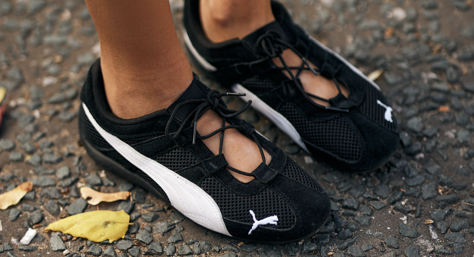 Już nie biel czy brąz. Ten kolor sneakersów to najgorętsze rozwiązanie jesieni 2025