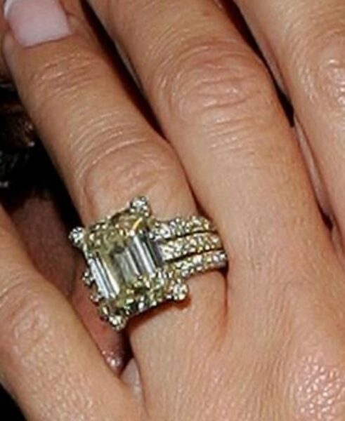 Pierścionek zaręczynowy Victorii Beckham z prostokątnym diamentem w szlifie emerald otoczonym brylantami, jeden z najbardziej charakterystycznych elementów jej biżuteryjnej kolekcji.