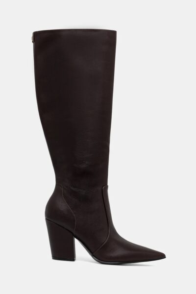 Zdjęcie produktowe kozaków Guess.