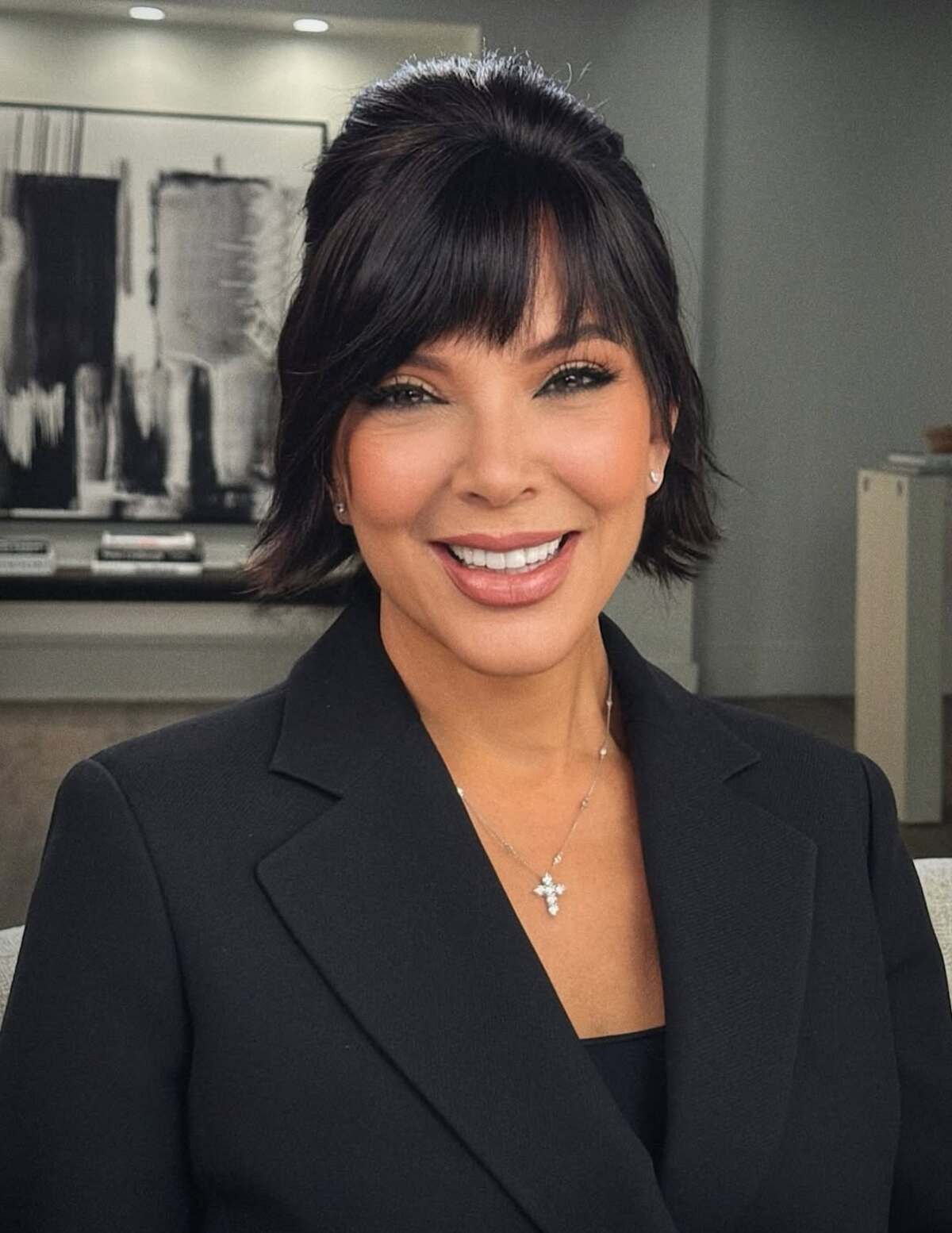 Kris Jenner przed i po liftingach twarzy. 69-latka wygląda młodziej od córek?