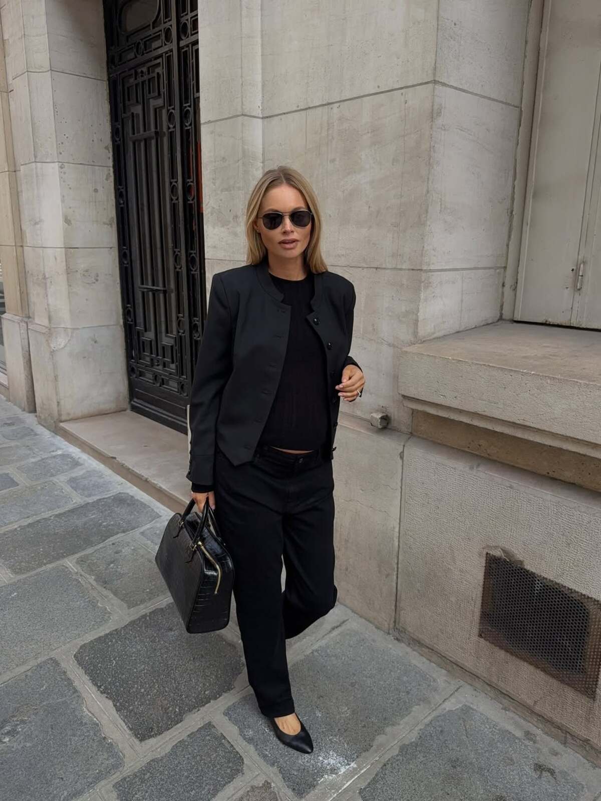 Minimalizm w praktyce: jak kupować mniej i wyglądać lepiej? Wskazówki redaktorki mody