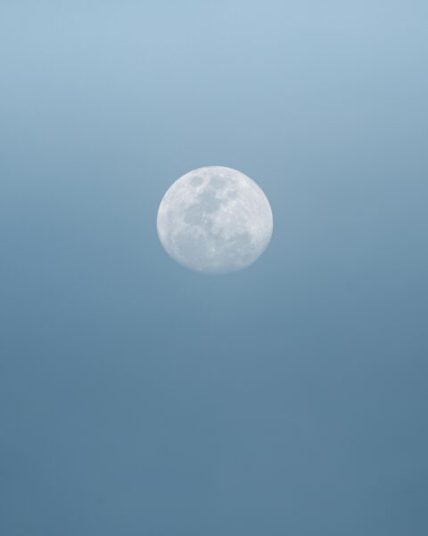 Piękny księżyc w odcieniach icy blue.