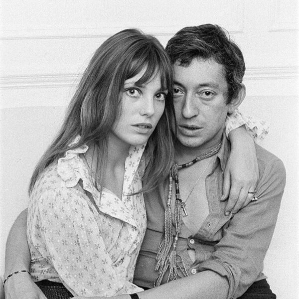 Kultowe, czarno-białe zbliżenie Jane Birkin i Serge'a Gainsbourga. Birkin ma na sobie luźną bluzkę z falbankami przy kołnierzyku, z długimi włosami i grzywką, i patrzy prosto w obiektyw. Gainsbourg obejmuje ją ramieniem, nosi rozpiętą koszulę i liczne naszyjniki. Ich nonszalancki, artystyczny styl dowodzi, że stanowili jedną z najbardziej stylowych par w historii Hollywood i europejskiej bohemy.