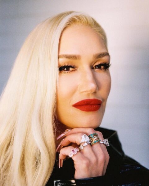  Portret Gwen Stefani z charakterystycznymi dla niej, bardzo długimi, platynowo-blond włosami zaczesanymi na bok. Ubrana jest w czarną, skórzaną kurtkę. Ma klasyczny, mocny makijaż z wyraźną czarną kreską, długimi rzęsami i matowymi ustami. Piosenkarka pozuje z ręką przy brodzie, na której ma założoną dużą ilość pierścionków z kolorowymi kamieniami i diamentami. Idealnie nałożona, intensywna czerwona szminka jest znakiem rozpoznawczym jej makijażu i dodaje całości rockowego charakteru.