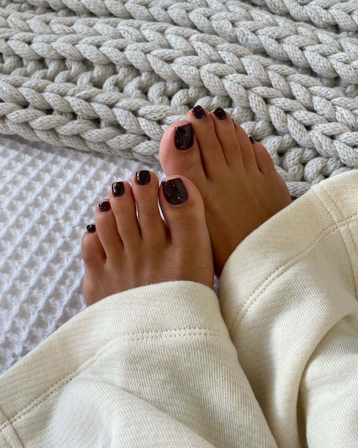 Najmodniejszy pedicure na zimę 2026. Te trendy rozgrzewają choćby w mroźne dni