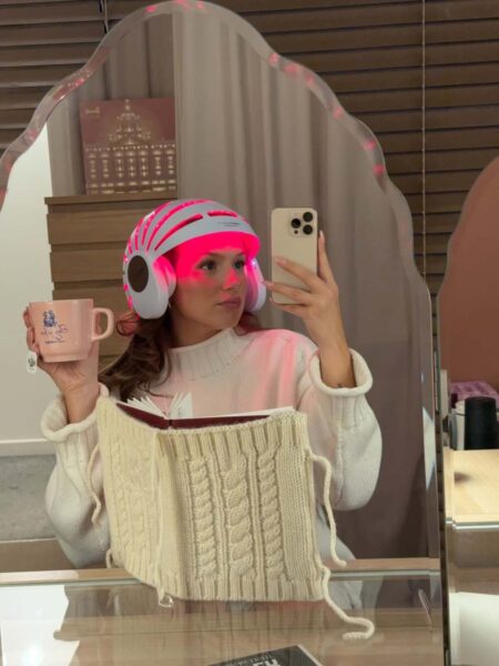 Wszyscy mówią o terapii czerwonym światłem na włosy. Przetestowałam ten trend na własnej głowie