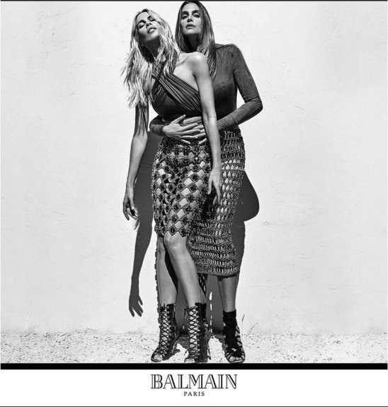 Czarno-biała kampania Balmain Paris – dwie modelki pozujące w dopasowanych, bogato zdobionych kreacjach z metalicznymi akcentami i koronkowymi elementami. Stylizacje podkreślają architektoniczną sylwetkę i kunszt haute couture domu mody Balmain.