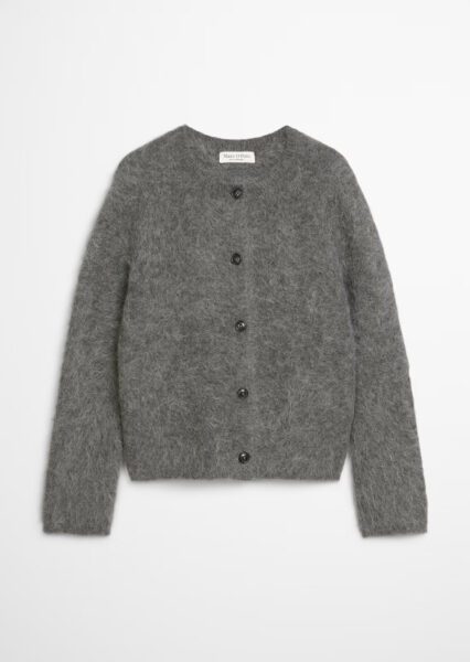 Szary, miękki kardigan Marc O’Polo z długim rękawem i okrągłym dekoltem, wykonany z puszystej wełny. Klasyczny fason z guzikami z przodu, minimalistyczny i przytulny design na jasnym tle.