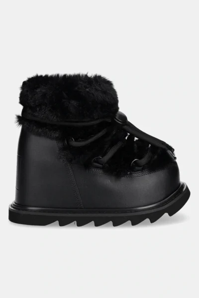 Czarny, zimowy botek o masywnej sylwetce z futrzanym wykończeniem wokół cholewki i ozdobnymi gumowymi sznurkami. Gruba podeszwa z bieżnikiem zapewnia surowy, outdoorowy charakter.
