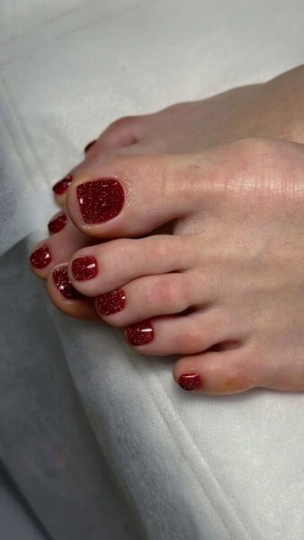 Świąteczny pedicure 2025: 8 pomysłów na eleganckie i błyszczące paznokcie u stóp