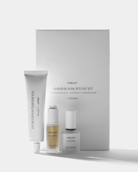 Zestaw pielęgnacyjny Inglot x La Bomba Hand & Nail Ritual Set – krem do rąk, odżywczy olejek do paznokci i wybielacz do płytki w minimalistycznych, białych opakowaniach. Kosmetyki ustawione obok pudełka prezentują nowoczesny, laboratoryjny design.