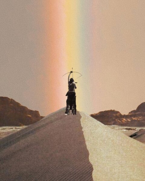 Kolaż w ciepłych, pustynnych barwach przedstawiający sylwetkę jeźdźca w ciemnym stroju, celującego z łuku i strzały w górę, w kierunku tęczy. Postać znajduje się na szczycie wysokiej, piaszczystej wydmy, z górami w tle. Strzelec, symbolicznie przedstawiony jako łucznik lub centaur, kieruje wzrok ku odległym horyzontom, symbolizując poszukiwanie wolności i przygody.