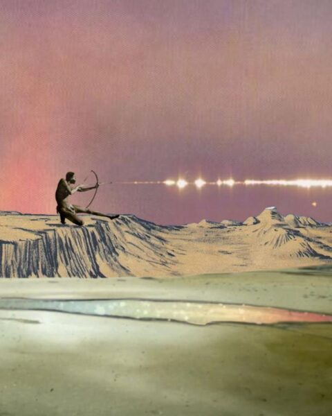 Kolaż w klimacie retro science-fiction, dominują fiolety, pomarańcze i beże. Sylwetka postaci (łucznik, symbol Strzelca) w przyklęku, celuje z łuku. Ze strzały wydobywa się długi, jasny promień światła, biegnący poziomo przez niebo. Sceneria przypomina obcą planetę z klifem, kałużą na pierwszym planie i jasnym horyzontem, symbolizując nowy kierunek, siłę woli i poszukiwanie inspiracji.