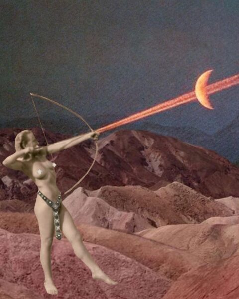 Kolaż w odcieniach czerwieni, brązu i granatu. Na pierwszym planie postać kobiety symbolizującej łuczniczkę Strzelca (częściowo naga, z naszyjnikami i elementami biżuterii na ciele), celująca z łuku. Ze strzały wydobywa się ognisty promień, trafiający w rogal księżyca. Sceneria przypomina mistyczne góry i pustynny krajobraz. Całość symbolizuje dążenie do wiedzy, dalekie podróże mentalne oraz ognistą energię Strzelca.
