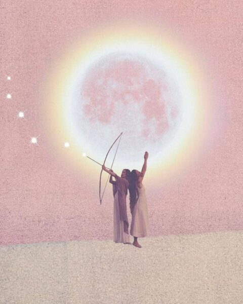 Kolaż w eterycznych odcieniach pudrowego różu i beżu, podzielony na dwie horyzontalne sekcje. W centralnej części, przed ogromnym, różowo-czerwonym, jaśniejącym Księżycem w pełni, stoją dwie kobiety w jasnych, długich sukniach. Jedna z nich celuje z łuku (symbol Strzelca), a druga ma uniesioną dłoń. Obok księżyca widoczne są cztery jasne gwiazdy. Obraz oddaje poczucie spełnienia, wewnętrznego światła i duchowej podróży, kluczowych dla archetypu Strzelca.